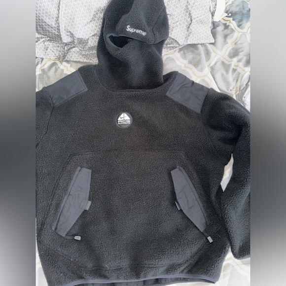 NIKE ACG x SUPREME SIZE S NEVER WORN